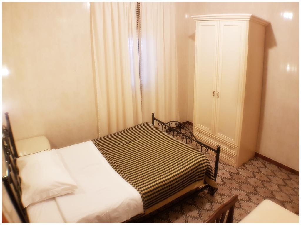 Hotel Pisani ตารันโต ภายนอก รูปภาพ